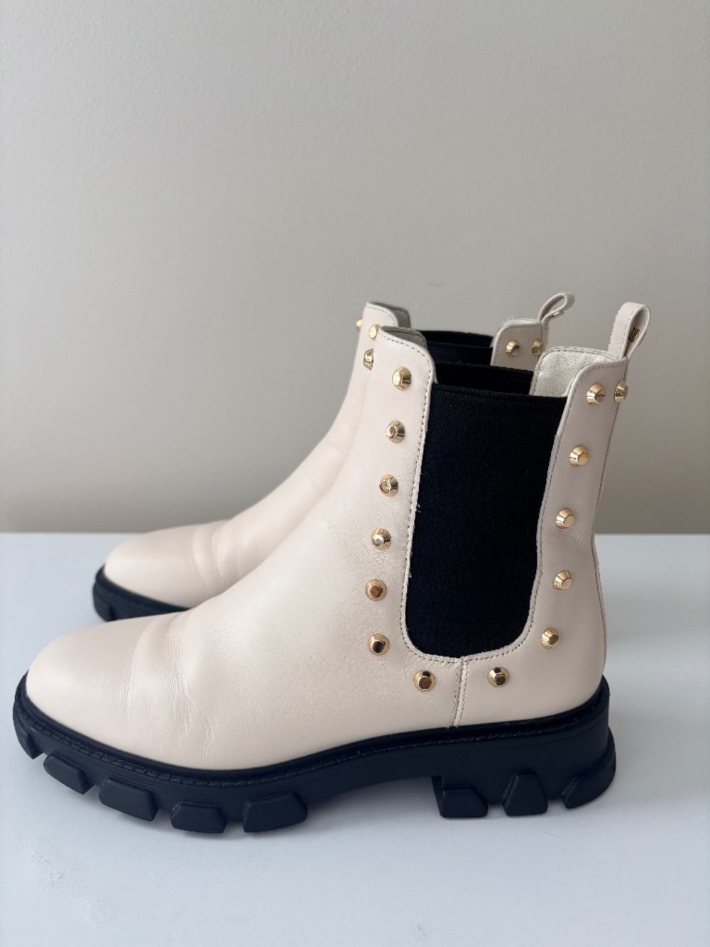 MICHAEL Michael Kors Harper Studded Lug Sole Chelsea Boots Off-White Sz 6M
